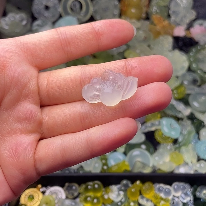 蛇纹石玉合金颈饰莲花