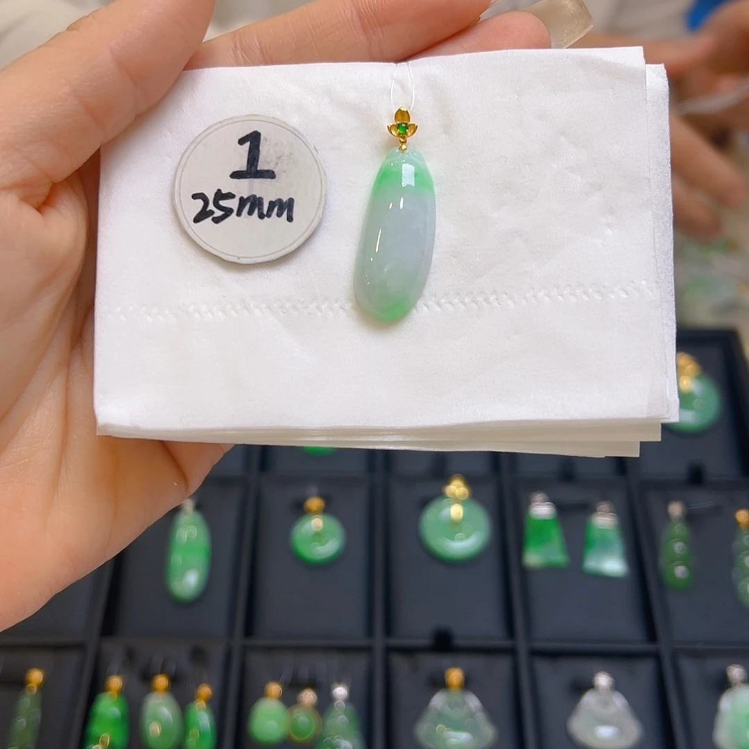 翡翠颈饰18K金镶嵌翡翠