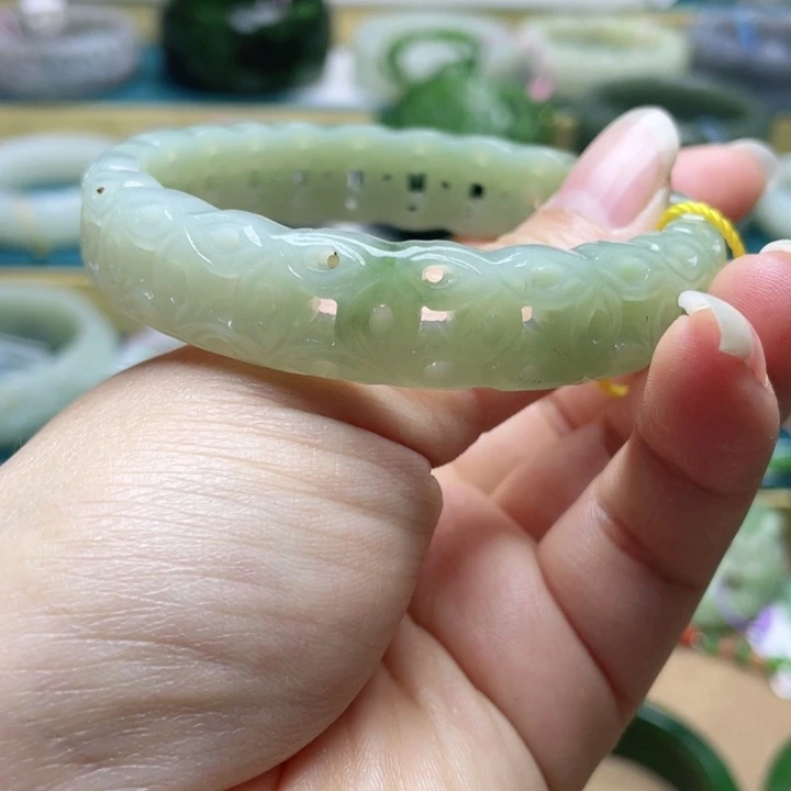 和田玉手镯62圈口。编号17未镶嵌