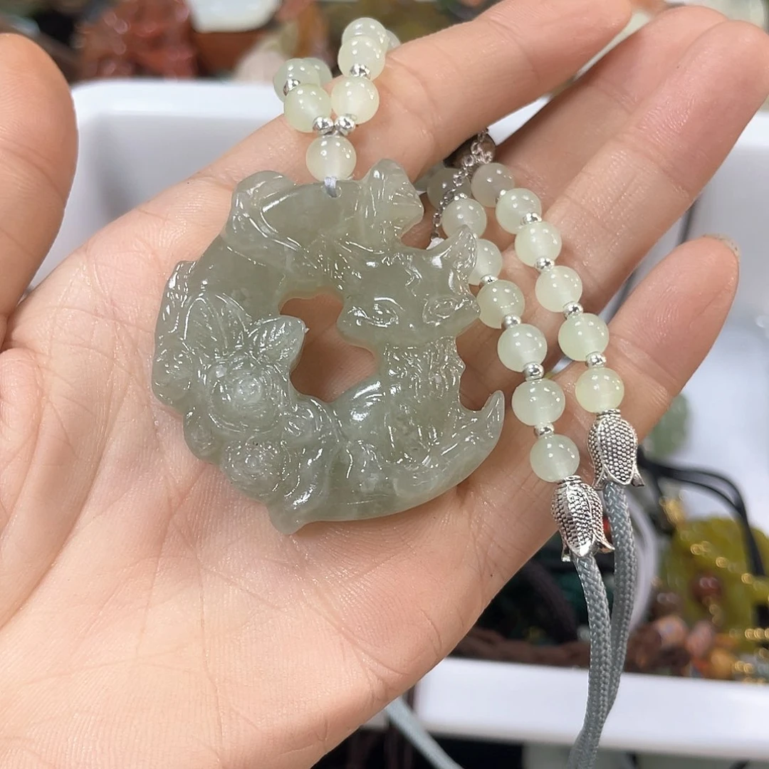 蛇纹石玉颈饰合金