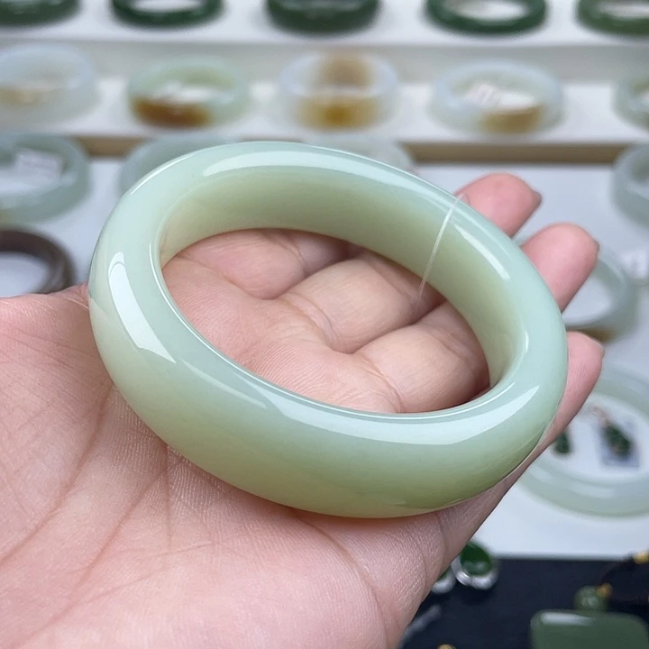 和田玉未镶嵌手镯