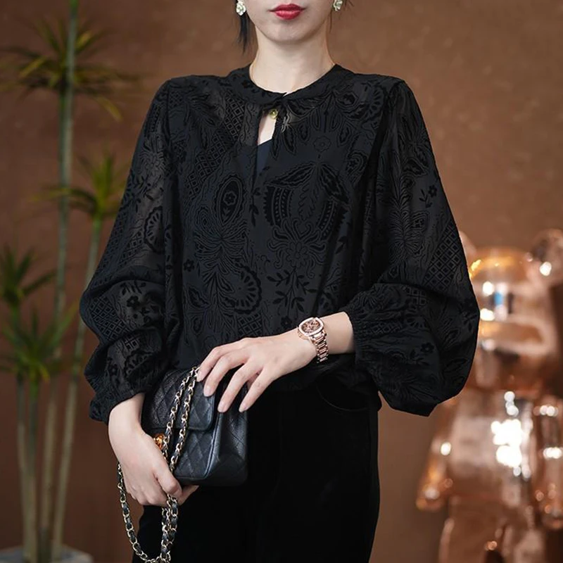 植绒提花高级感黑色衬衣女春季新款洋气百搭打底衫灯笼袖镂空上衣