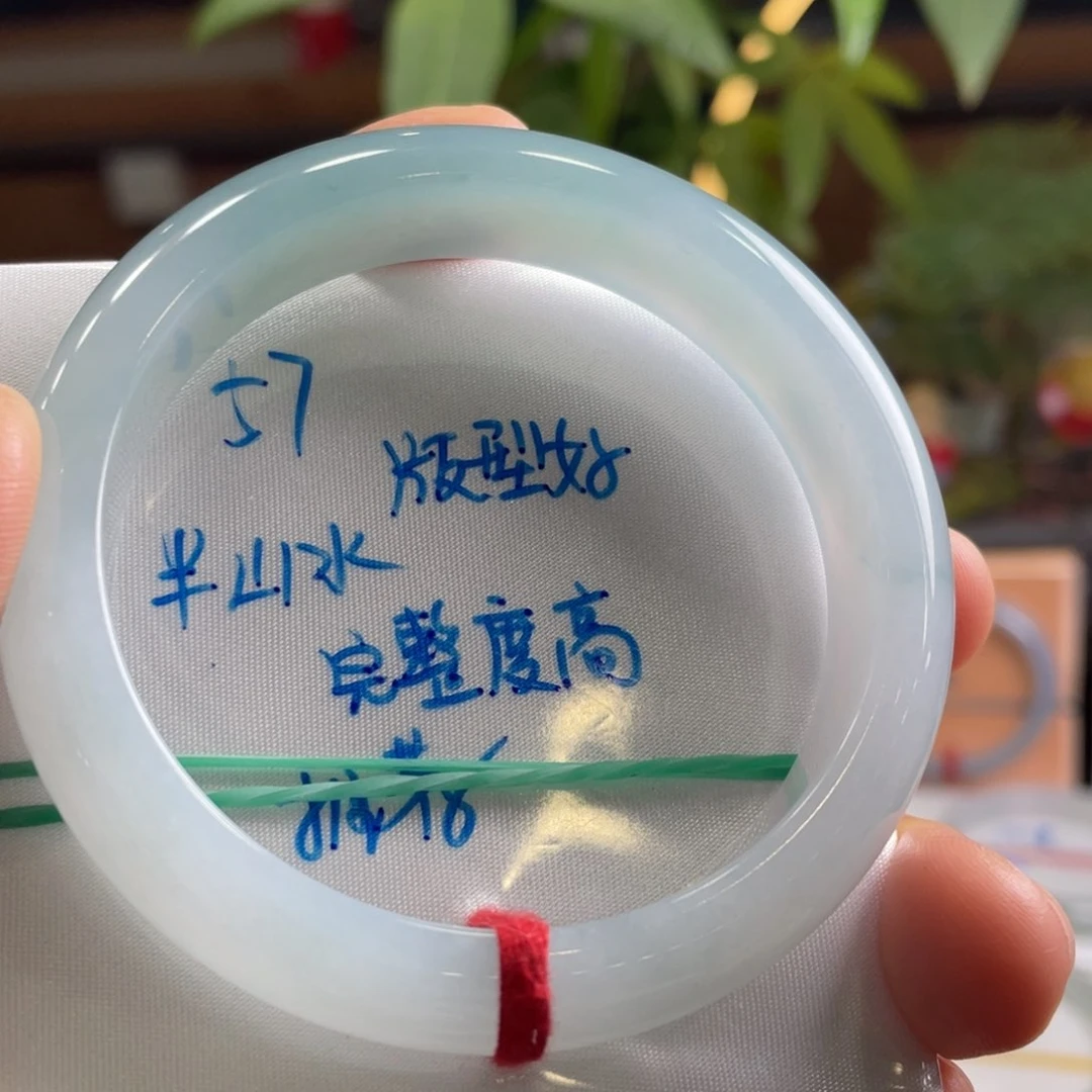 翡翠手镯未镶嵌翡翠