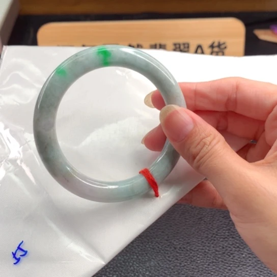 翡翠手镯未镶嵌55圈