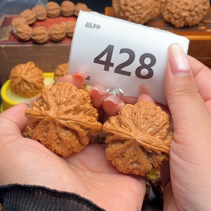 文玩核桃吊坠428号48粗筋