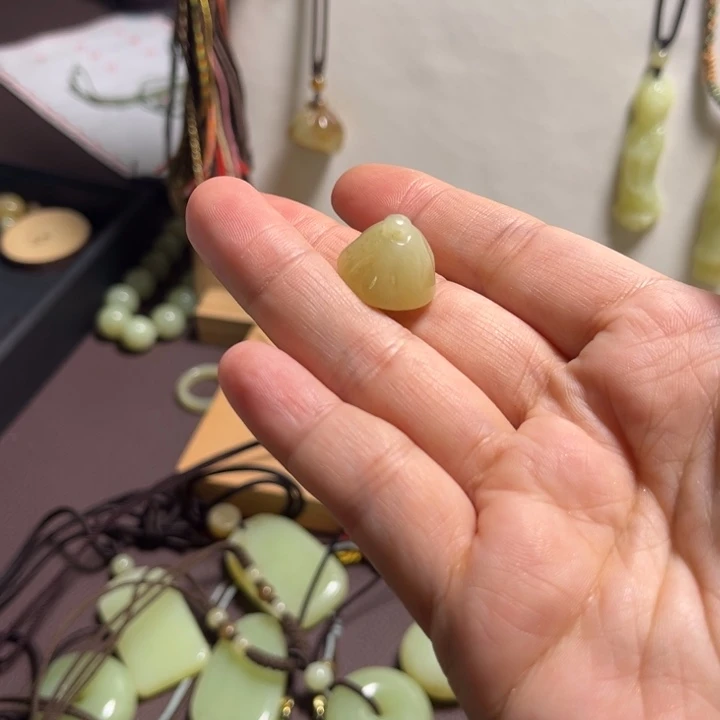 T***o和田玉未镶嵌颈饰