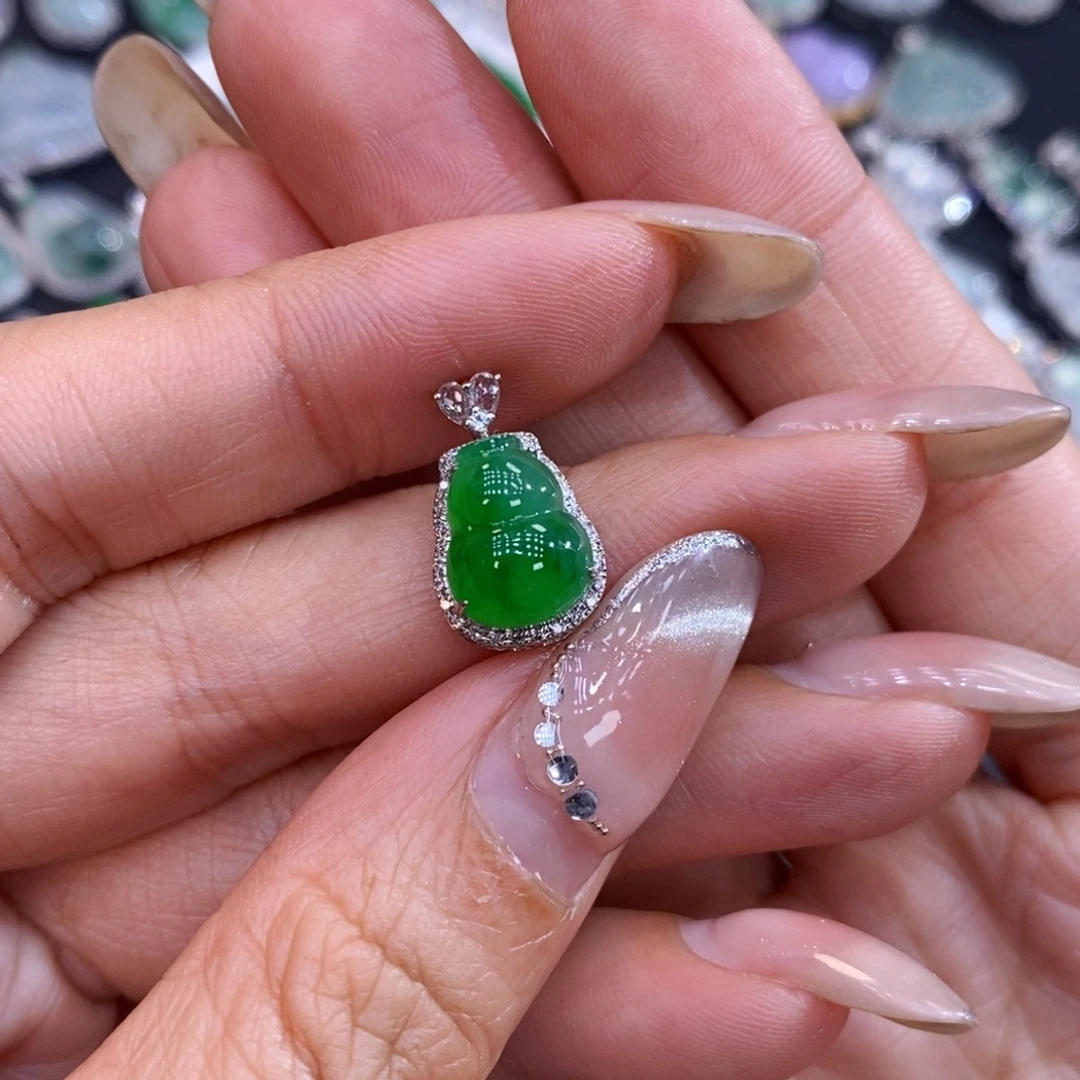 翡翠18K金镶嵌颈饰