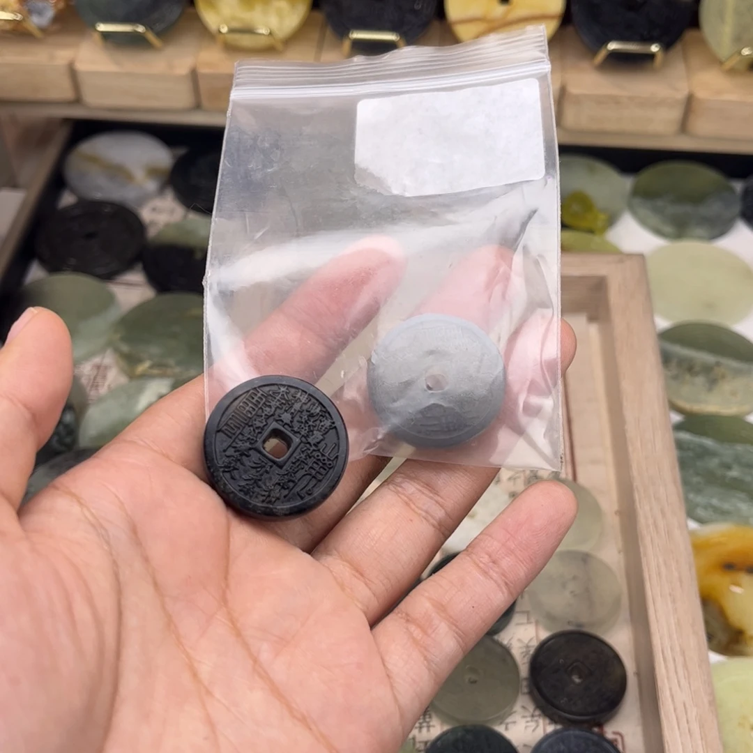 闲***人合金蛇纹石玉颈饰