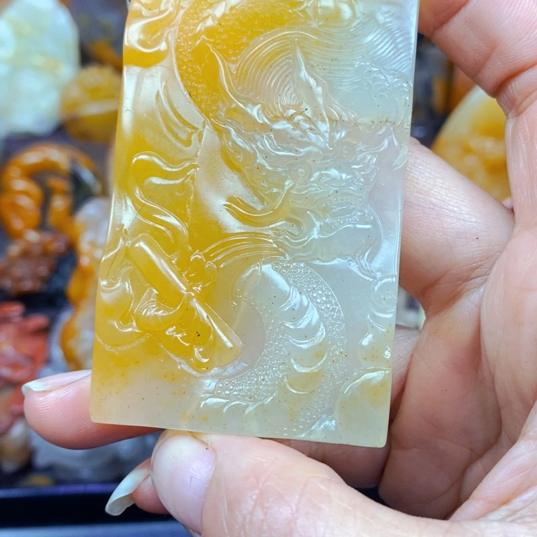 未镶嵌石英质玉（黄龙玉）颈饰
