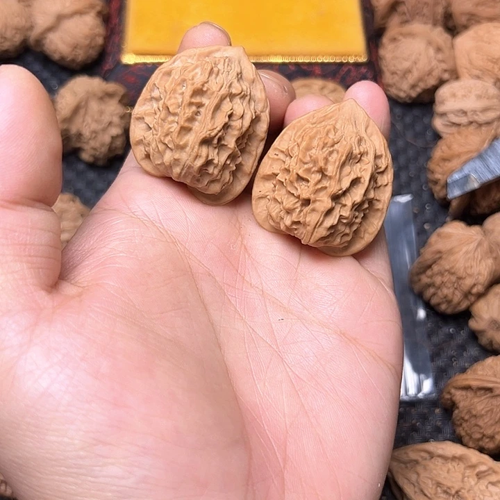 文玩核桃吊坠卡姿兰大眼睛