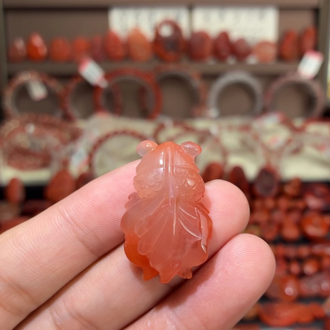 南红玛瑙未镶嵌颈饰金鱼