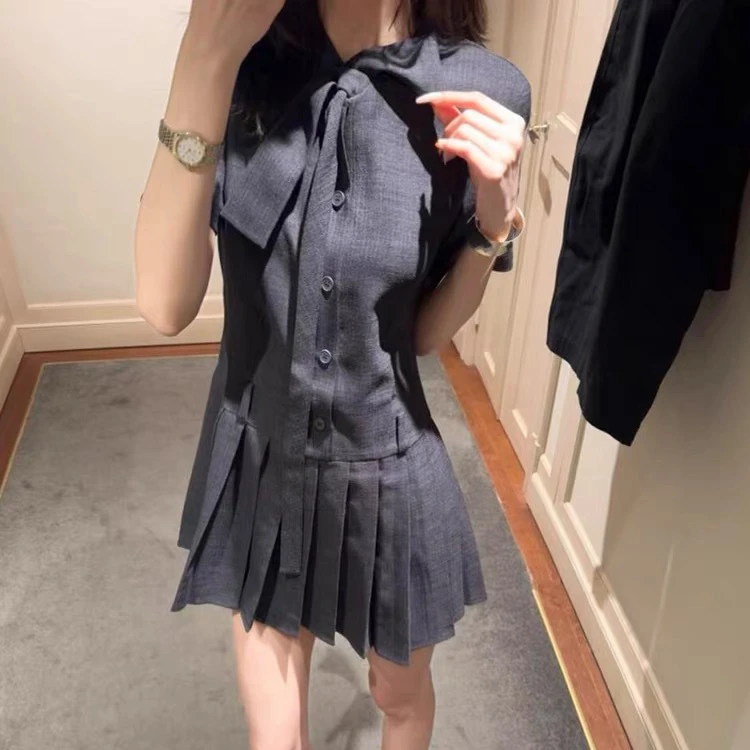 现货 SW仿麻感深灰色飘带领连衣裙女2025夏新款优雅拼接百褶A字裙