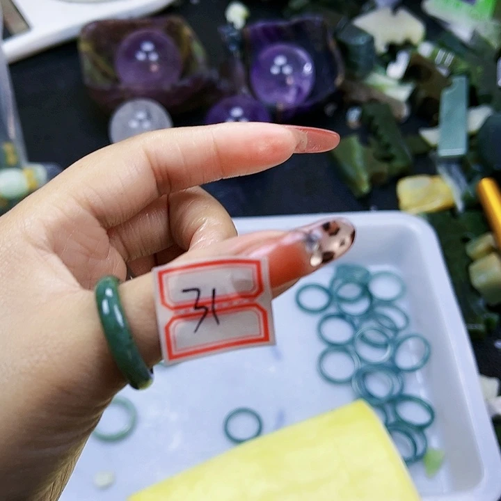 翡翠戒指未镶嵌，