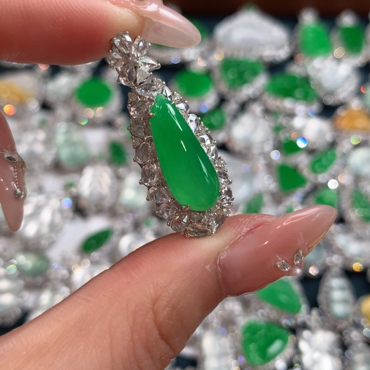 【闪购商品】翡翠颈饰18K金镶嵌福瓜