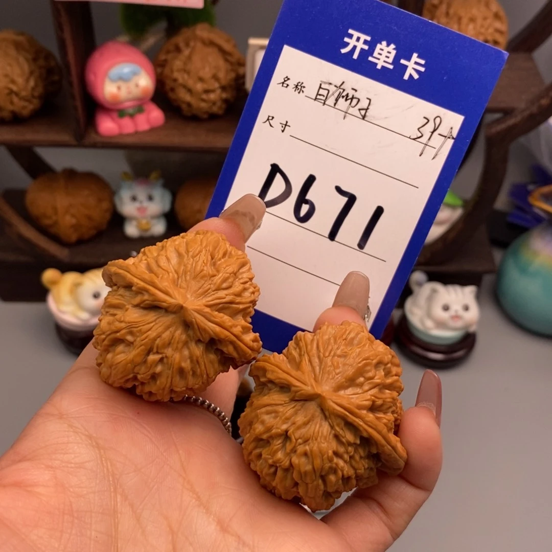 文玩核桃吊坠白狮子