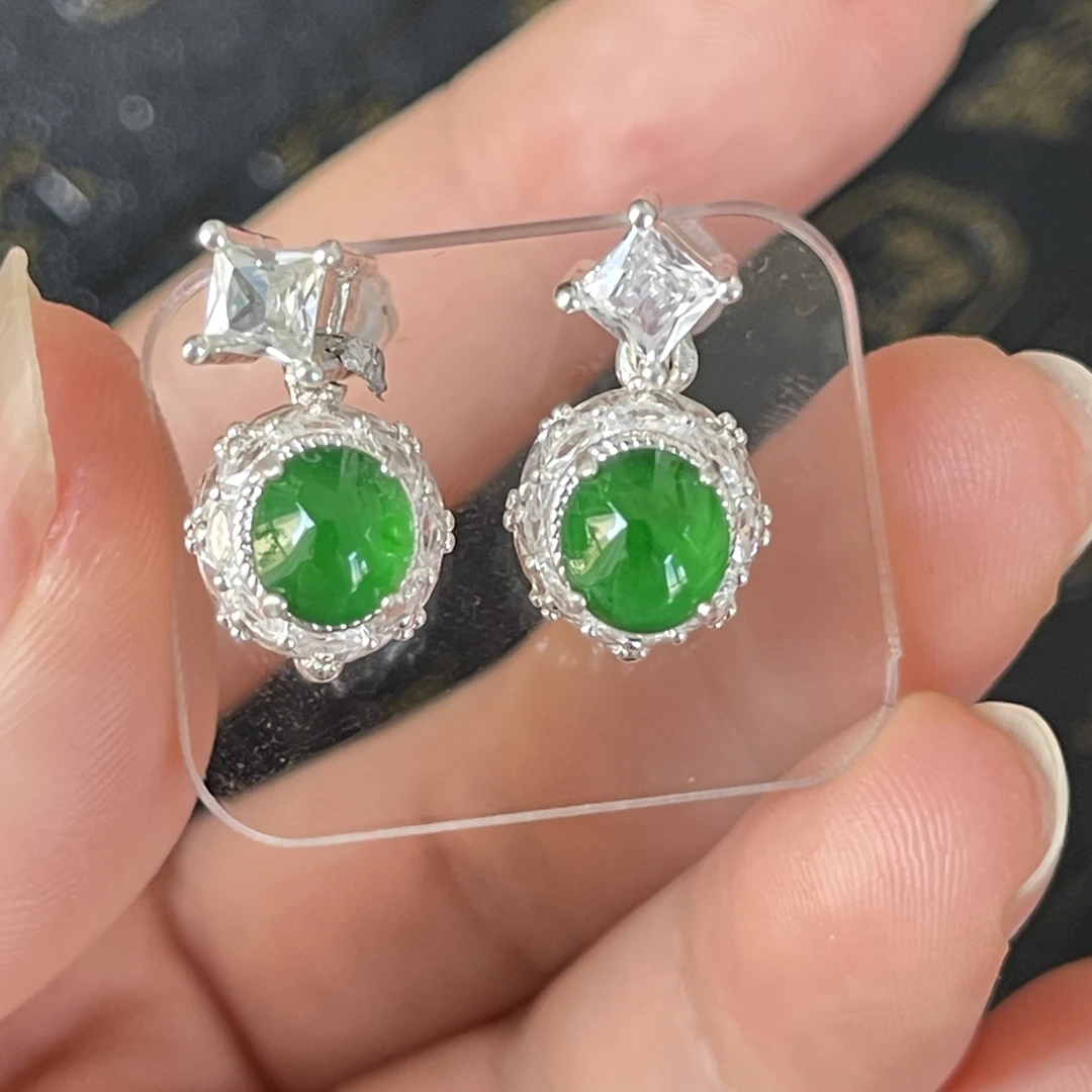 天然缅甸翡翠阳绿蛋面耳钉，尺寸6.6mm