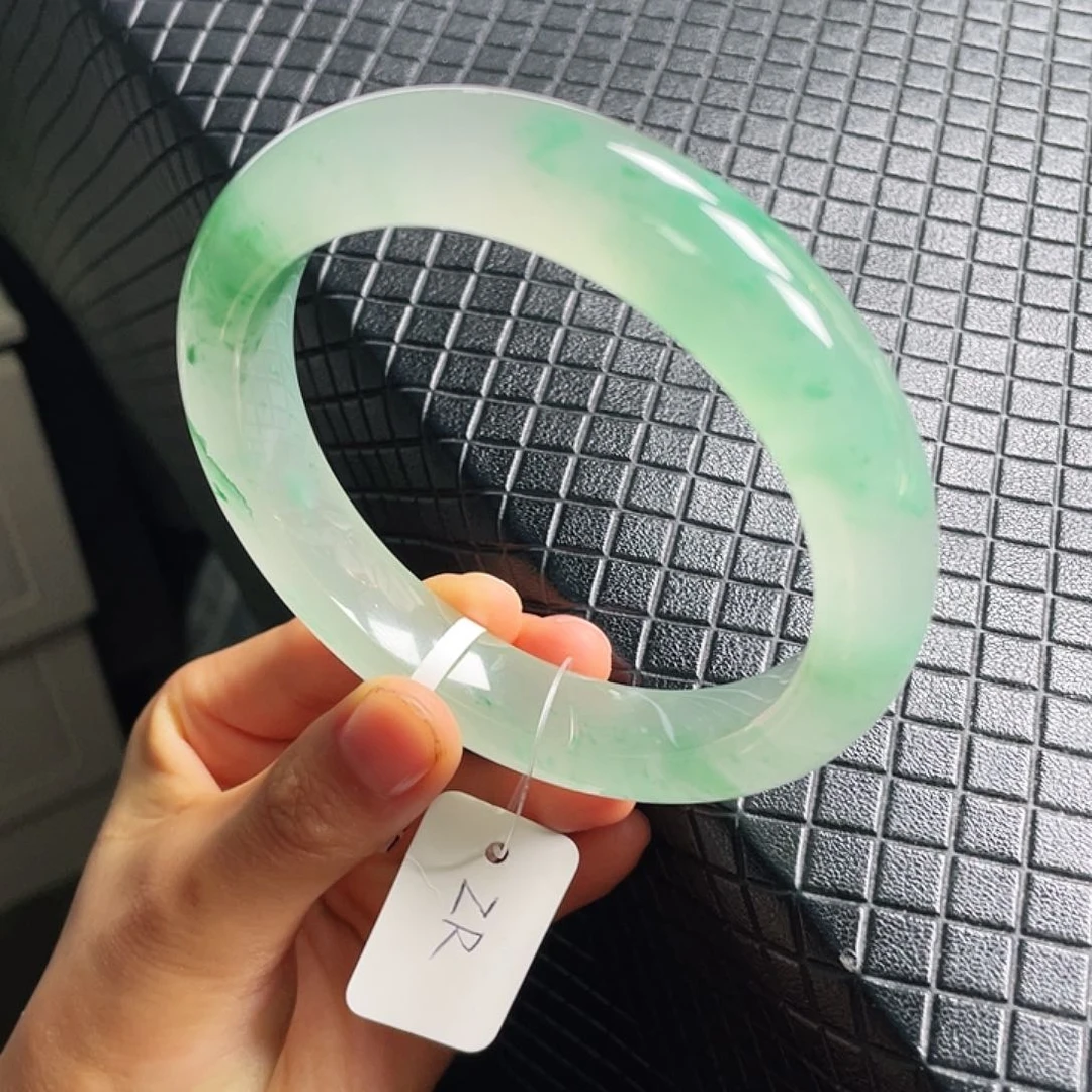 周****石英质玉手镯未镶嵌