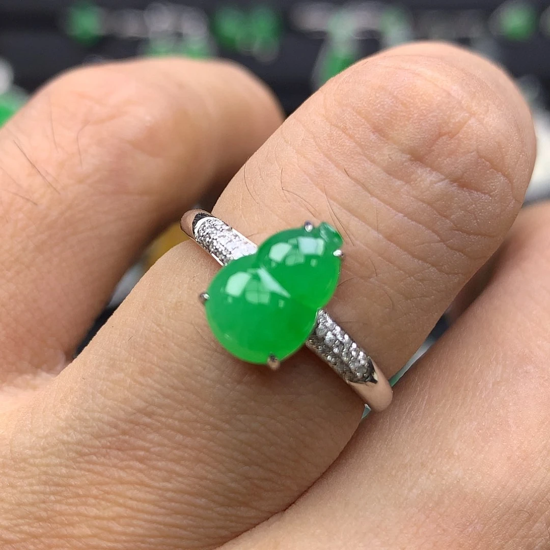 翡翠18K金镶嵌颈饰戒指