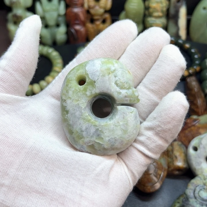 未镶嵌岫岩河磨玉（透闪石质玉）挂件镭*