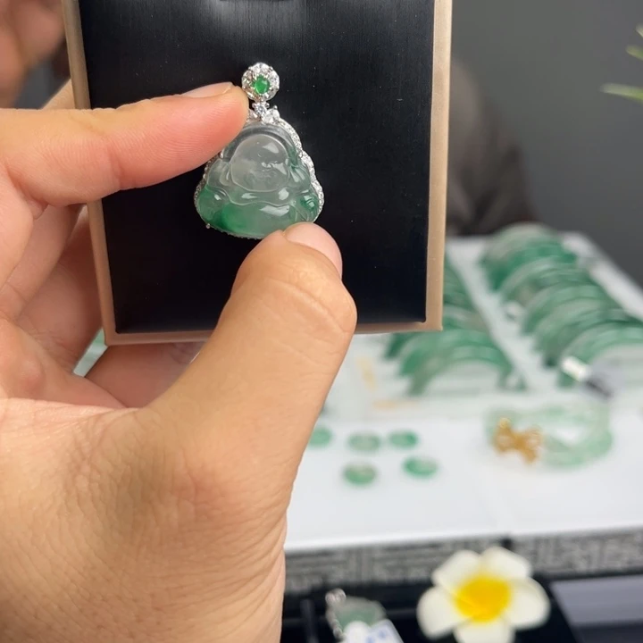 颈饰未镶嵌石英质玉（非洲翠）非洲翠佛