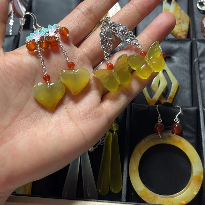 蛇纹石玉合金吊坠