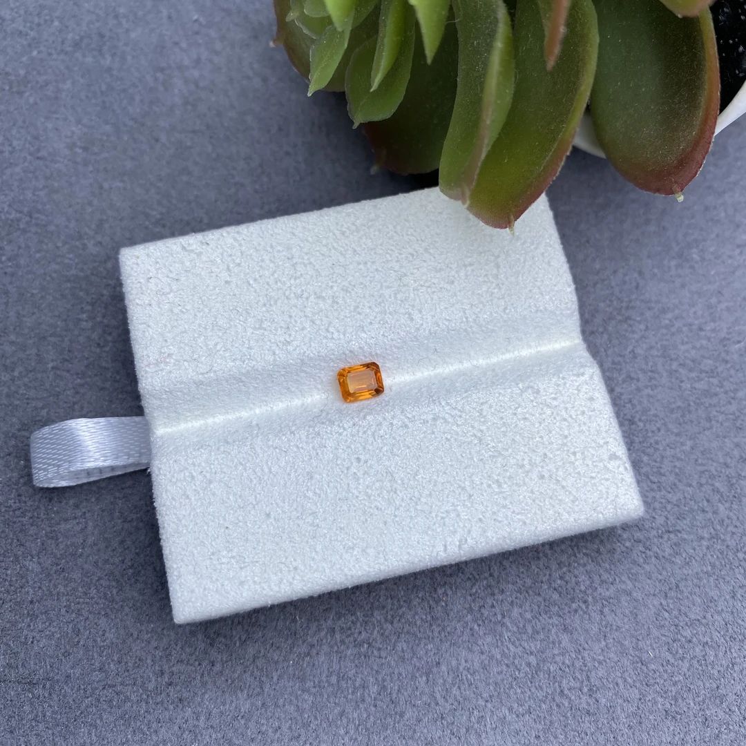 C297-0.68ct方形八角黄色蓝宝石