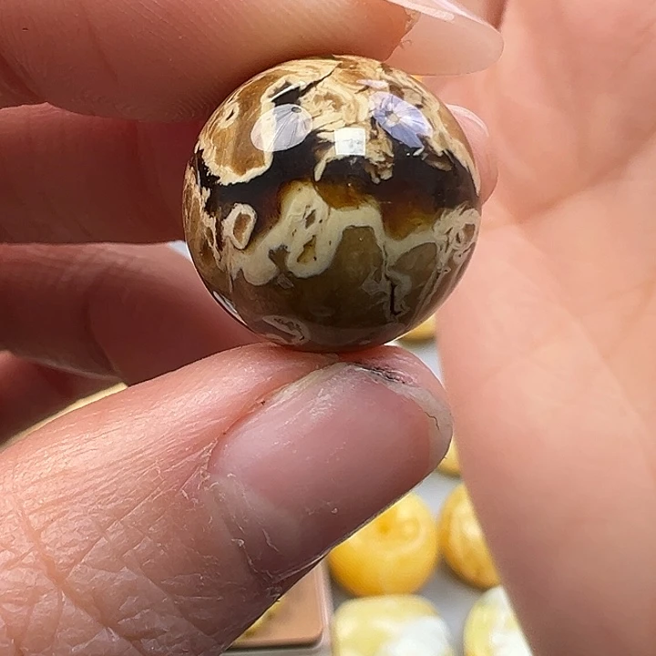 蜜蜡未镶嵌珠宝奇石