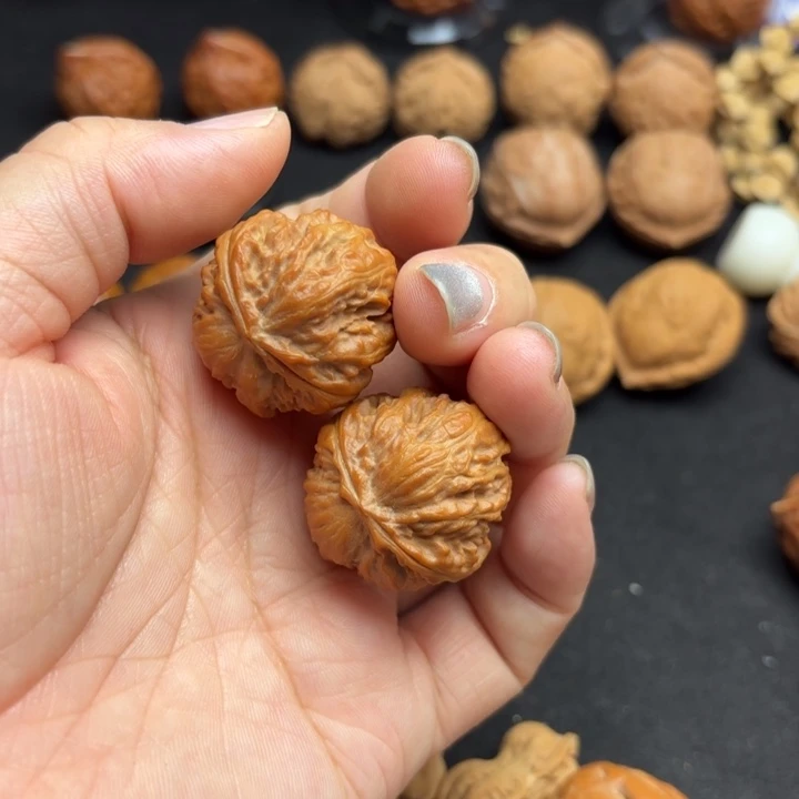 王***东文玩核桃把件野生核桃秋子手捻211