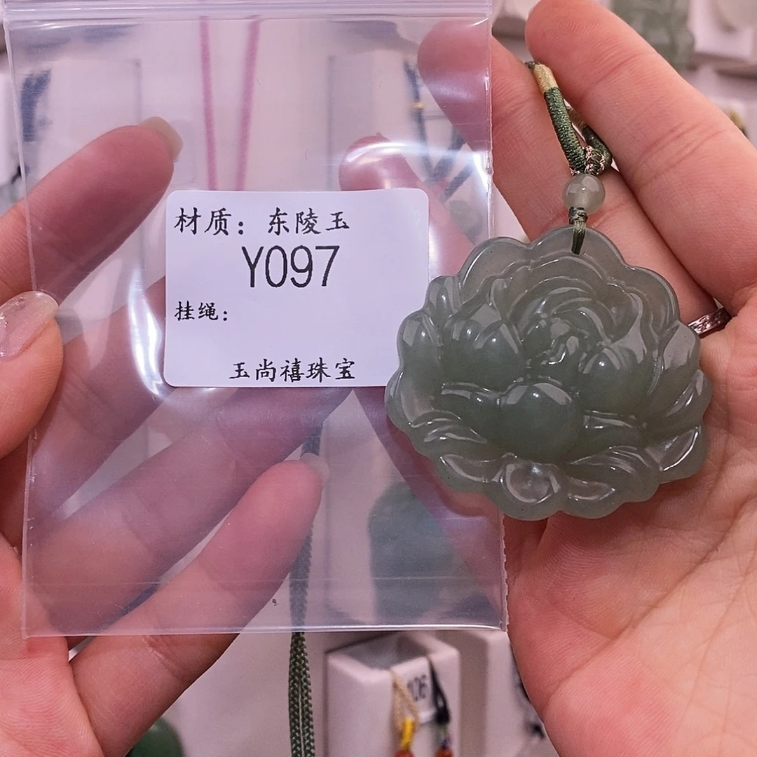 吴***霞东陵石未镶嵌颈饰