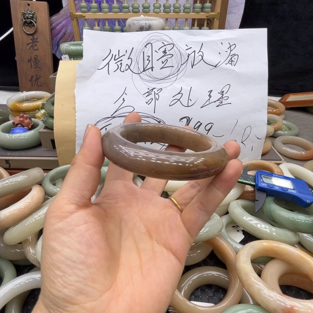 玛****石英质玉未镶嵌手镯