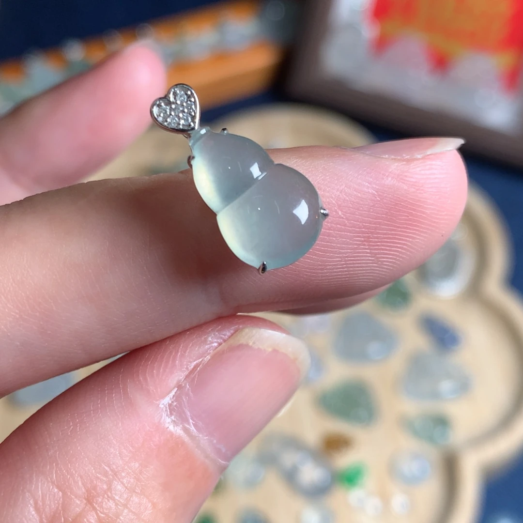 翡翠18K金镶嵌颈饰葫芦