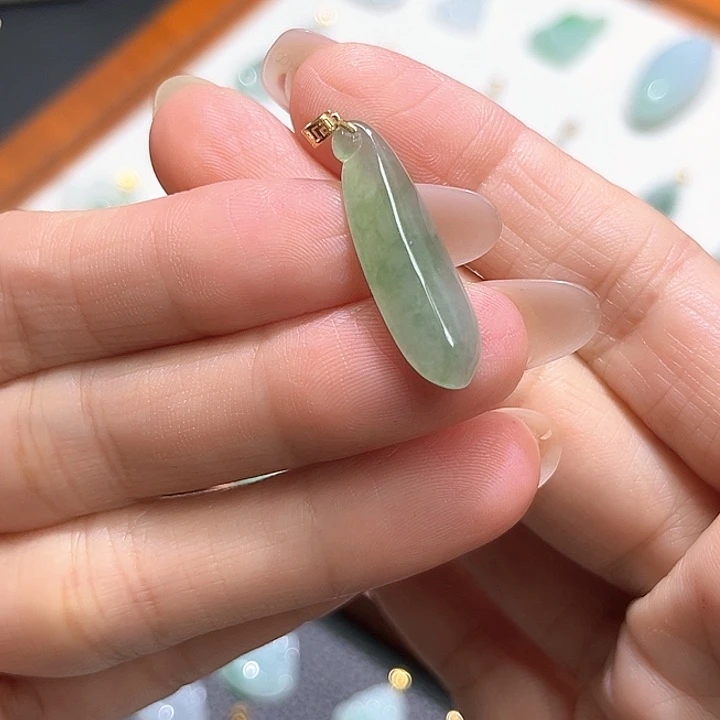 颈饰18K金镶嵌翡翠