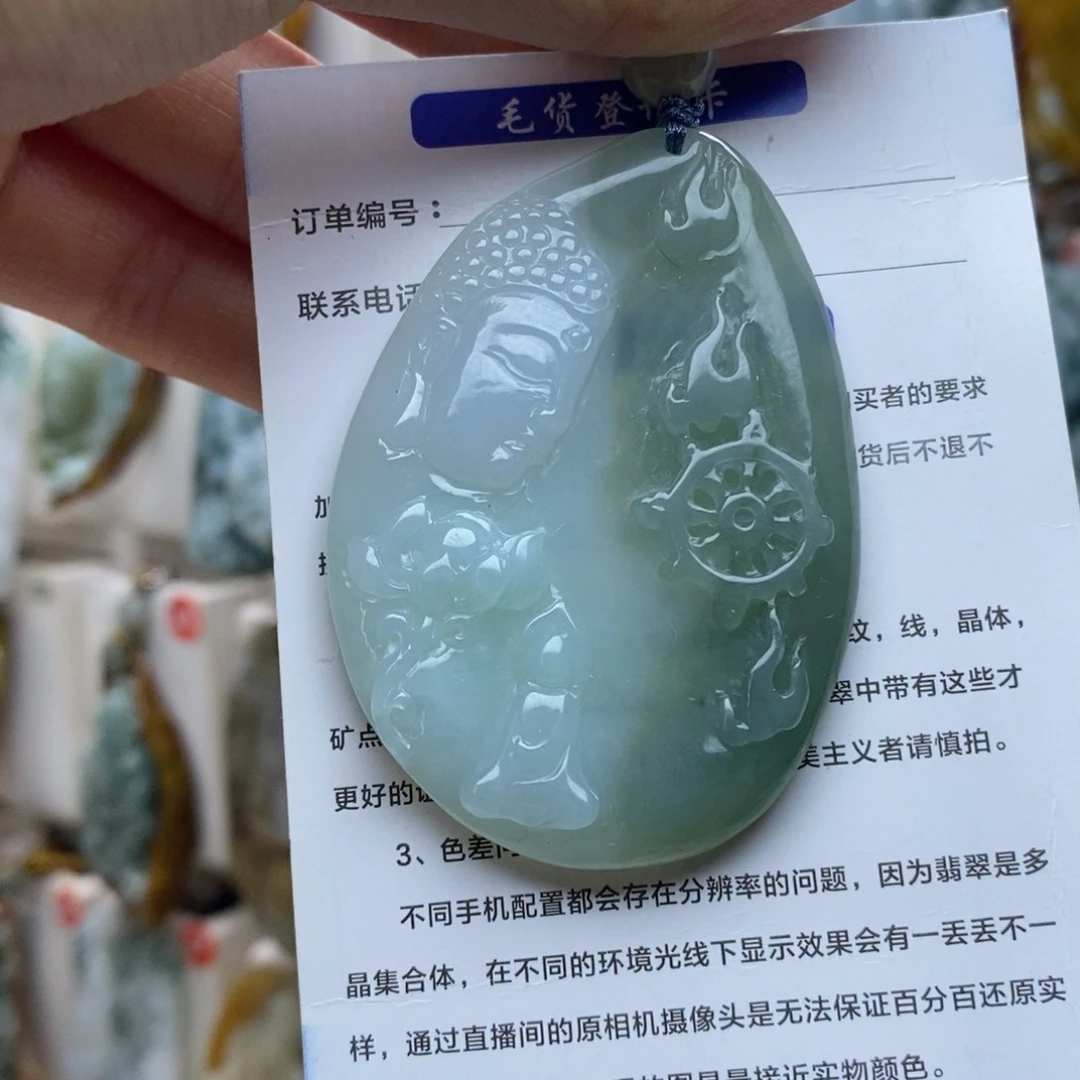翡翠未镶嵌颈饰佛观天下