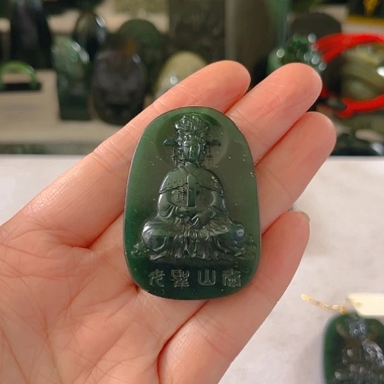 蛇纹石玉颈饰未镶嵌回*