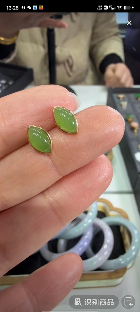18k金和田碧玉耳钉时尚大气