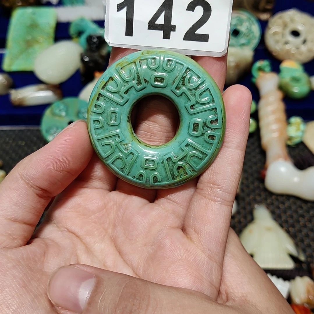 透闪石质玉未镶嵌颈饰