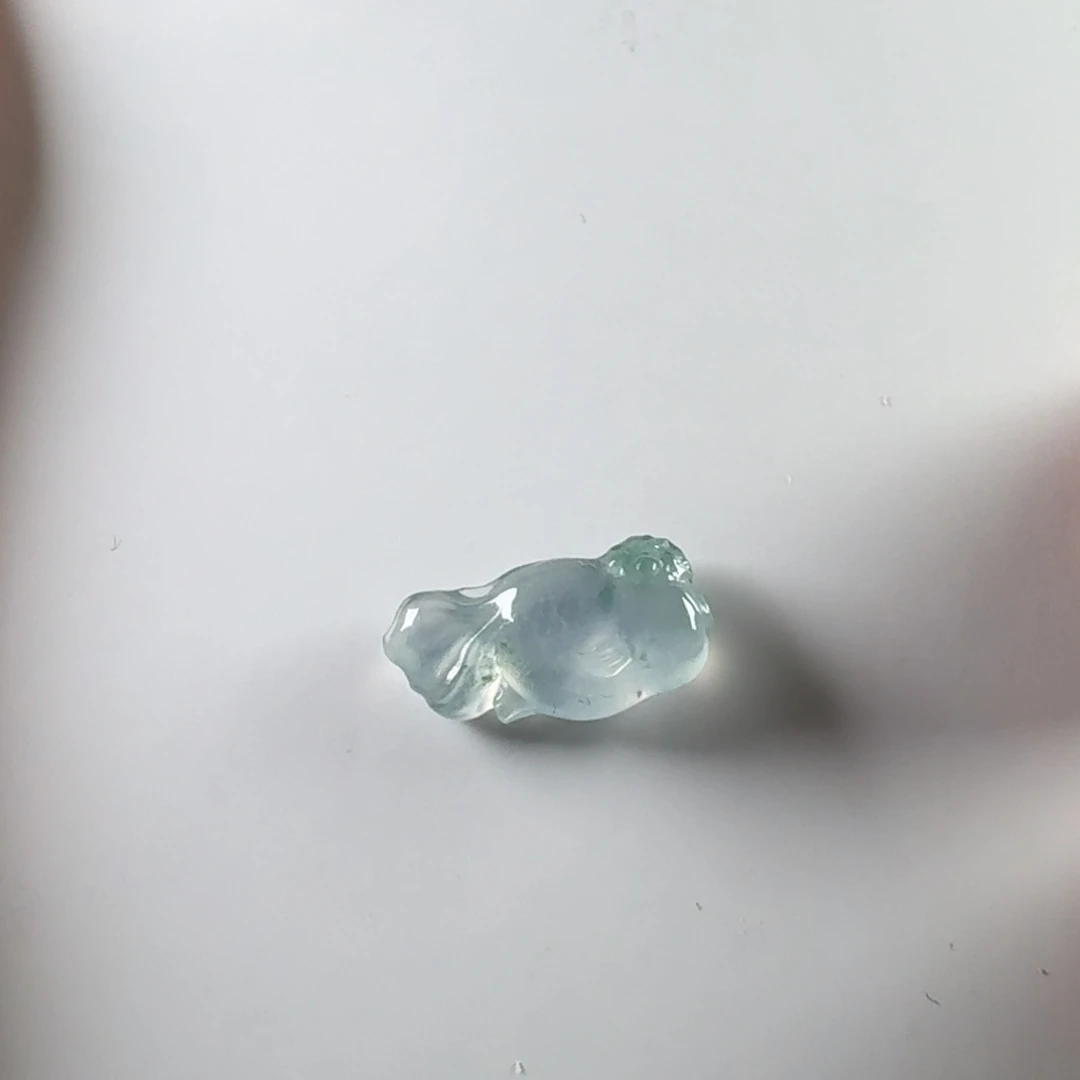 翡翠未镶嵌颈饰鱼