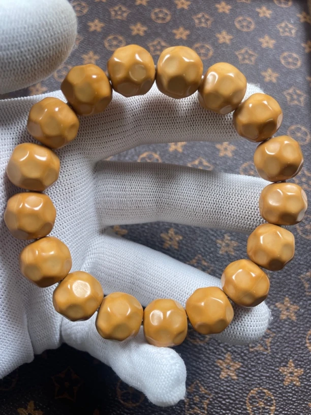 精品猴头雕刻奶酪手串