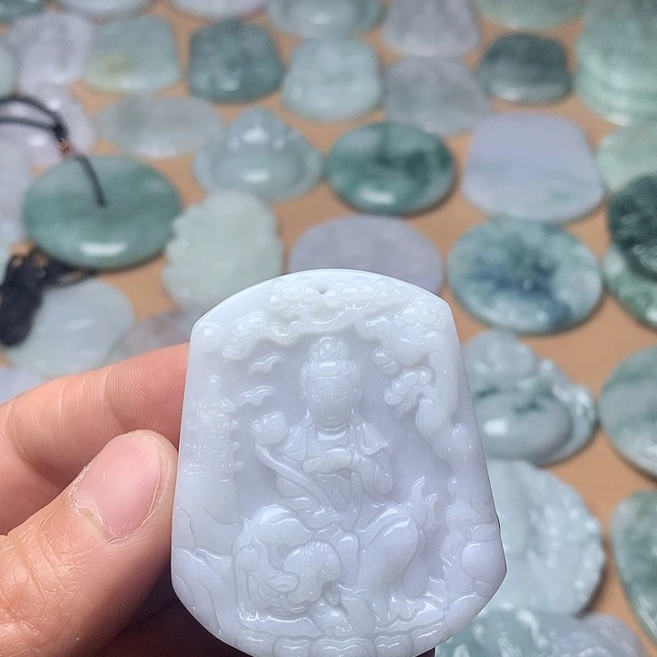 翡翠未镶嵌颈饰文殊