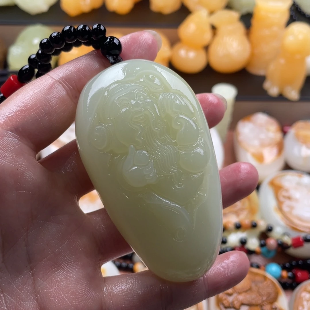 你***人石材天然古青石手把件