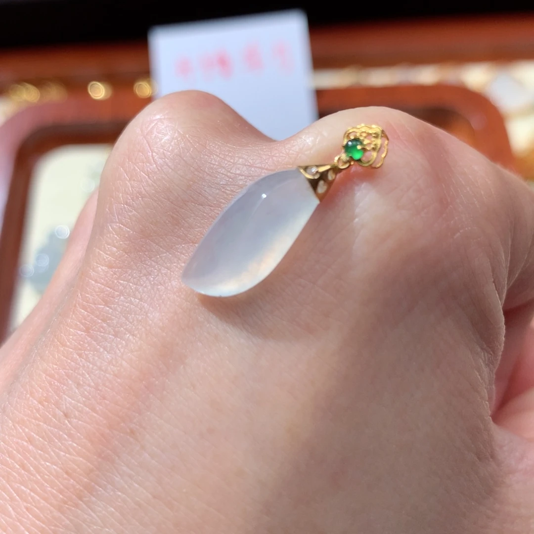 翡翠颈饰18K金镶嵌翡翠