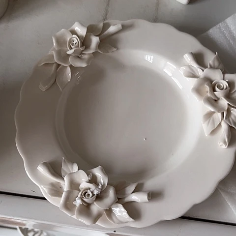 白瓷八寸捏花瑕疵一个