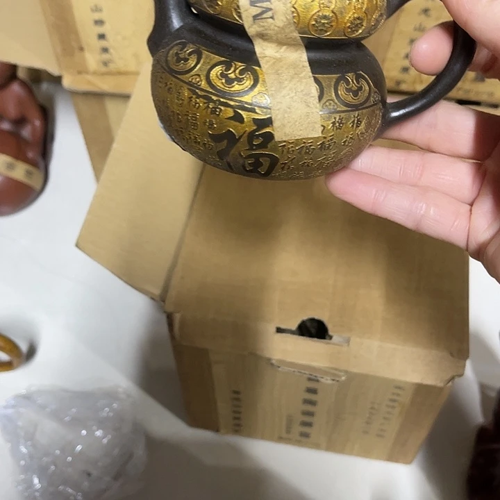 茶壶紫砂原矿泥料手工制作的一把紫砂壶。