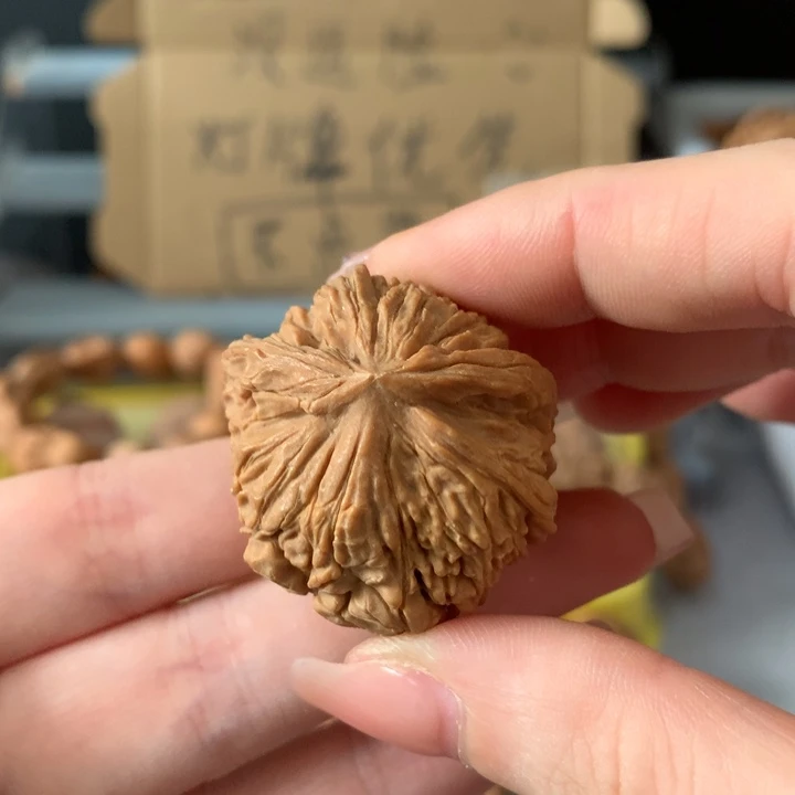 天***顺吊坠文玩核桃异形单只，有瑕疵