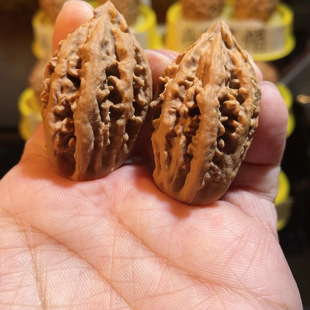 文玩核桃吊坠二龙戏珠