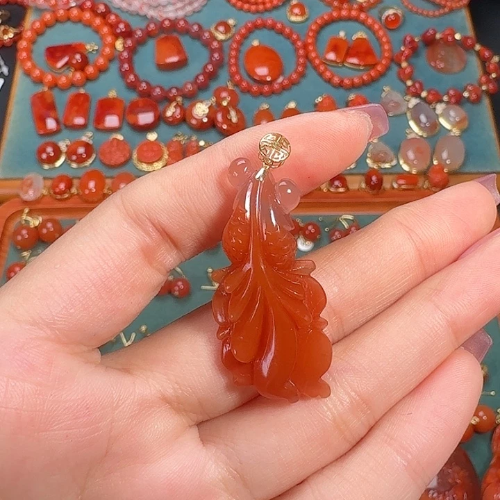 南红玛瑙18K金镶嵌吊坠