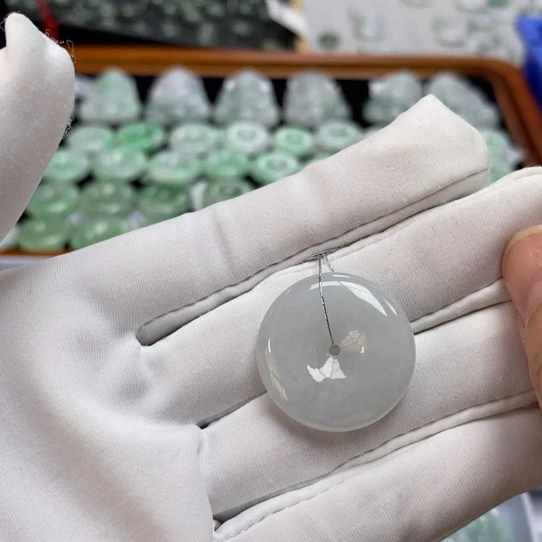 翡翠颈饰未镶嵌平安扣