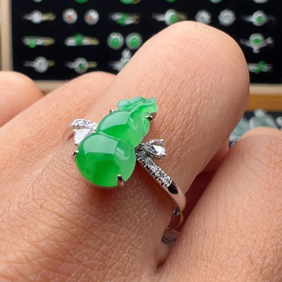 翡翠18K金镶嵌颈饰葫芦