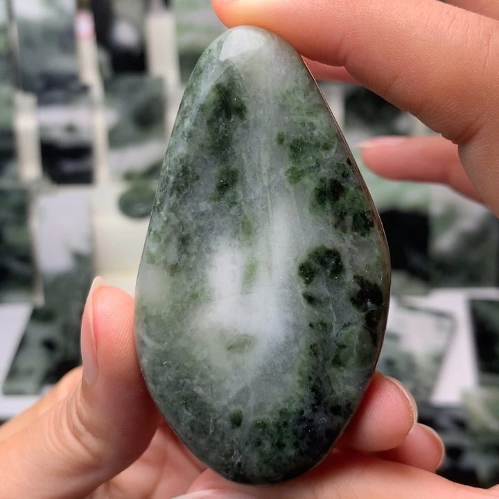 独山玉颈饰未镶嵌