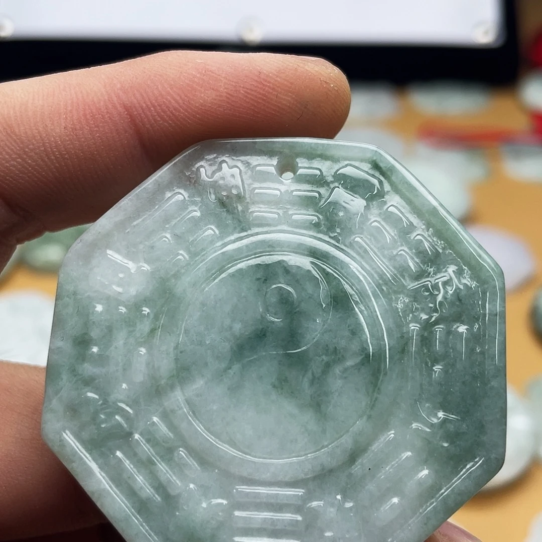 翡翠未镶嵌颈饰八卦